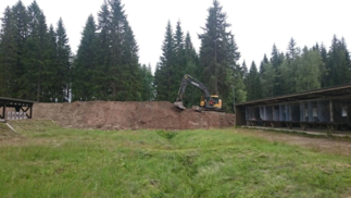 25m radan uusi 4m korkea meluvalli työn alla - Karjan Aarre käskyttää 24t kaivuria 11.07.2016.