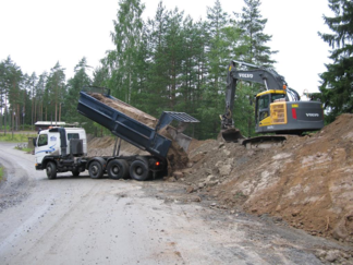 Näin maa liikkuu 12.07.2016.Isä Aarre Karja kaivurissa, poika Aku kuorma-autossa.