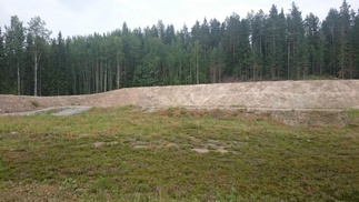 300 m radan taustavalli odottaa luotihiekan asennusta 24.07.2016. Aku Karjan kättenjälki.