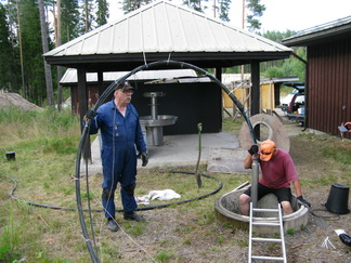 26.07.2016 Porakaivopumppu läldössä työmaalleen. Vasemmalta Teuvo Honkamäki ja Juha-Matti Ylimmäinen