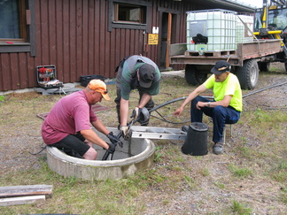 Porakaivopumppu asennettu oikeaan syvyyteen 26.07.2016. Vettäkin putkenpäästä alkoi tulla kun pumpulle saatiin sähköä.Vasemmalta Juha-Matti Ylimmäinen, Hannu Saarimäki ja Antti Rautalahti.