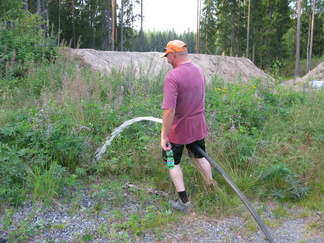 Letkumestari näyttää suihkun mallia, pojat on poikia vaikka ne ois vähän vanhempiakin!