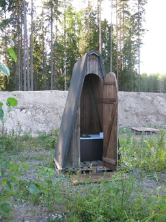 29.07.2016 tilapäinen PuuCee paviljongin läheisyyteen palvelemaan talkoolaisia, isompien miesten pukeutuminen asioinnin jälkeen saattaa olla hankalaa puuceen pienuudesta johtuen.