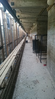 31.07.2016 300 m näyttösuojan siivous meneillään, irtoroskat harjaamalla ja loput myöhemmin pesemällä.