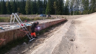 Aarre Karja hitsaushommissa 300 m radalla 02.09.2016. Taulunumeroiden tukipulväiden kiinnityskohdan rakentelua.