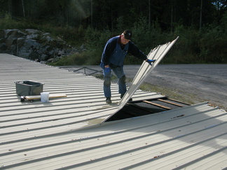 Rauli-myrskyn jälkien korjausta 03.09.2016, viimeinen ruttuinen pelti oikeaa paikalleen. Teuvo Honkamäki.