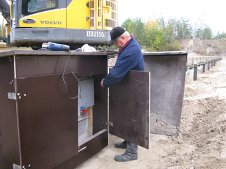 24.09.2016 150 m sähkölaitteet sai uuden laitekaapin suojakseen Teuvo Honkamäen toimesta.