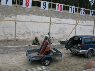 20.10.2016 Aarre Karja asensi kalliotukia ja oikoi ampumaradan puhdistusporukan murjomia ratalaitteita.