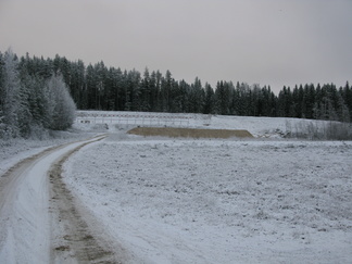 150 m radan päälle valmistuneen 100 m luodikkoradan luotipenkka. Luotipenkkaan ammutaan paikoista 11 -30.