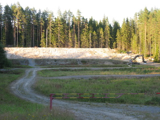 28.07.2016 150 m radan taustavalli valmiina kunhan luotihiekka saadaan asennettua. Aku ja Aarre Karjan kätten töitä.