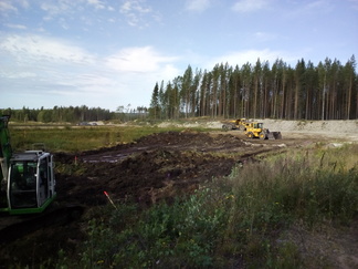 Kuitusavi projektissa pintahumuksen poistoa 300 m radalla 16.08.2017