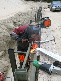 23.09.2016 Aarre Karja hitsaa 150 m radan taulunumeroiden tolppien kiinnitys putkia.