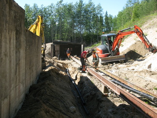 Radan mekaaniset asennukset/ komponentit ovat Juha-Matti Ylimmäisen käsialaa. Kiskoasennuksessa auttaa Antti Rautalahti. Kaapeli ja salaoja asennuksia teki Hannu Saarimäki. Jarno Kumpu rakensi luotipenkkaa 
pienemmällä kaivinkoneella ja Pasi Permikangas oli ison kaivurin puikoissa. Hannu Saarimäen traktorikaivurilla siirrettii luotihiekkaa.