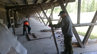 31.07.2016 50 m radan ampumakatoskin alkaa siistiytymään pikkuhiljaa, työntouhussa puheenjohtaja Otso Heikkinen ja Timo Mäkelä.