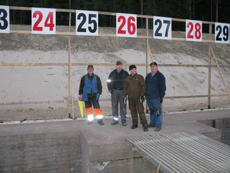  Taulunumeroiden asentajat Aarre Karja, Hannu Järvinen, Ari Soini ja Teuvo Honkamäki.