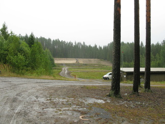 13.08.2016 luotihiekan asennusta 150 m radalle, 300 m rata saanut jo luotihiekan.