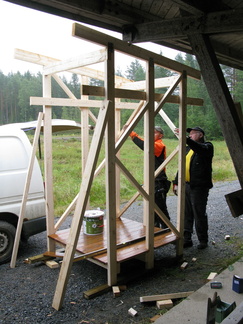 13.08.2016 ensimmäinen kompostoiva wc valmistumassa. Jarkko Jokinen ja Hannu Järvinen puuhaamassa.