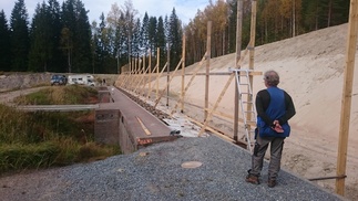 Aarre Karja tutkailee kättensä töitä 20.09.2016. 300 radan taulunumeroinnin tolpat tuettu, taulunumerot ja parit vaakalaudat puuttuvat.