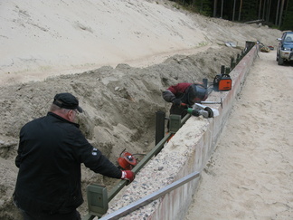 23.09.2016 Aarre Karja ja Hannu Järvinen asentavat 150 m radalle taulunumeroinnin tolppien kiinnitysputkia.