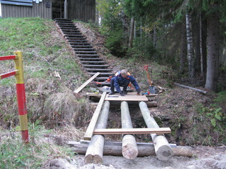 23.09.2016 Otso Heikkinen korjaa 300 m radan ampumakatokseen johtavaa siltaa.