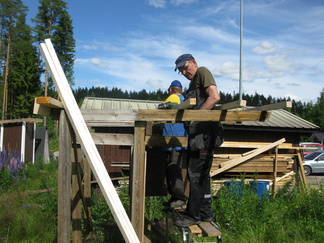 15.07.2017 Heikki Heikkinen ja Martti makkonen kunnostivat taululaitteiden suojakatoksia asentamalla katoksiin peltikaton.