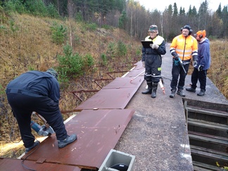 Kansiin leikattiin aukot harkkoja varten. Oikeassa reunassa näkyy tartunnat.