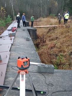 Kävelysillan asennus paikoilleen.