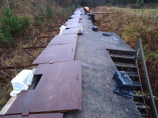 Harkkomuuraus suojattu sateelta. Laastin seassa käytettiin kiihdytintä, jotta se kuivuu kylmässä.