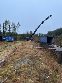 Konttien nosto paikoilleen